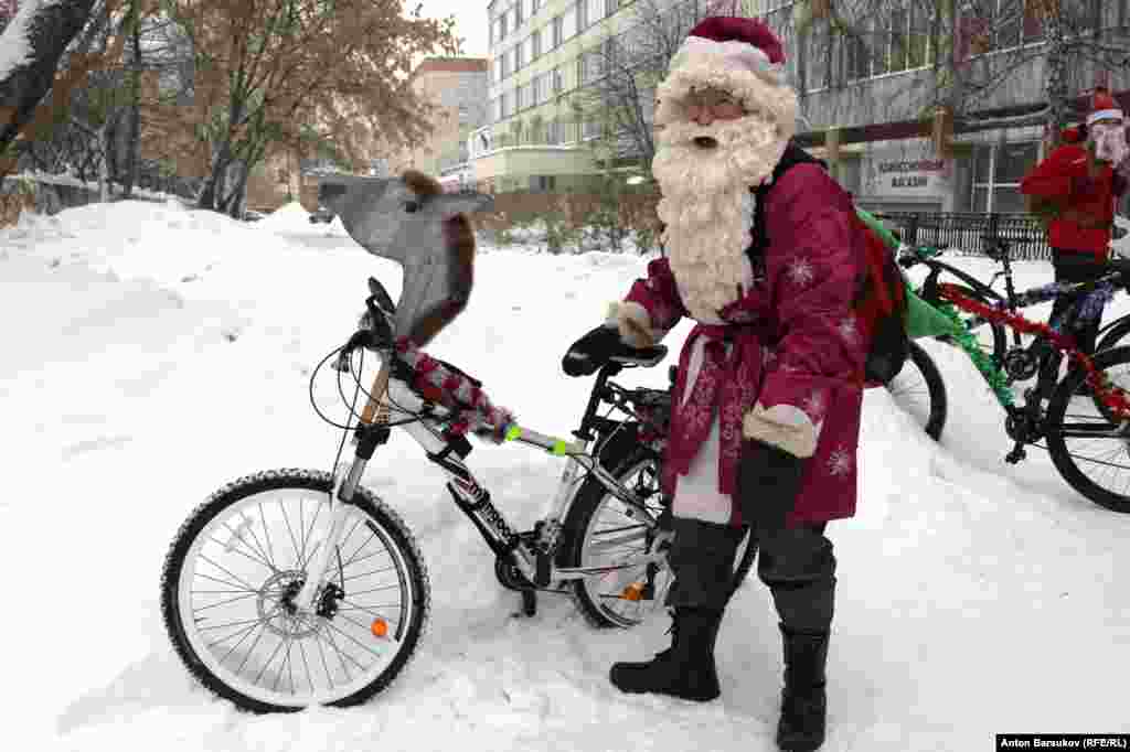 Многие участники велопробега не только подготовили костюмы, но и украсили своего железного коня. Пока энтузиасты собирались на месте старта, прохожие с удовольствием фотографировались на фоне их велосипедов. Некоторые признавались, что впервые видят велосипедиста зимой.
