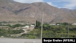 Чоң-Алайдагы кыргыз-тажик чек арасына жакын жайгашкан Карамык айылы.