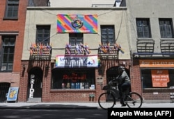 Gej bar Stounvol In, gde su se pripadnici LGBTI+ zajednice 1969. pobunili protiv policijske brutalnosti i diskriminacije.