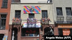 Gej bar Stounvol in u Njujorku gdje su se pripadnici LGBT zajednice 1969. pobunili protiv policijske brutalnosti i diskriminacije
