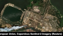 Satelitski snimak prikazuje dim koji se diže u blizini nuklearne elektrane Zaporožje 24. augusta 2022.