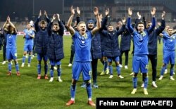 Українські футболісти святкують перемогу після відбіркового футбольного матчу з командою Боснії і Герцеговини групи D Чемпіонату світу з футболу 2022 року. Боснія і Герцеговина, 16 листопада 2021 року
