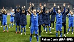 Украинские футболисты отмечают победу после отборочного футбольного матча с командой Боснии и Герцеговины группы D Чемпионата мира по футболу 2022 года. Босния и Герцеговина, 16 ноября 2021 года