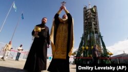 Preoți ortodocși binecuvântând o rachetă Soiuz FG pe cosmodromul de la Baikonur, 24 septembrie, 2019.