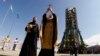 Preot ortodox binecuvântând o rachetă pe cosmodromul de la Baikonur.