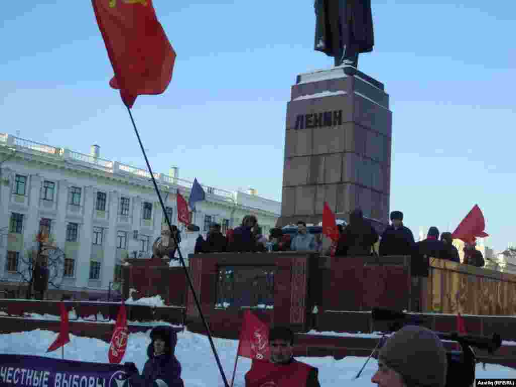 18 декабрьдә Казанның Ирек мәйданында Татарстан коммунистлары Русия думасын сайлау нәтиҗәләренә ризасызлык белдереп митинг үткәрде.