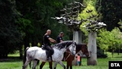 Poliția patrulează un parc din Sofia.