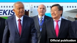 Президента Узбекистана Ислама Каримова в аэропорту встретил премьер-министр Жанторо Сатыбалдиев.