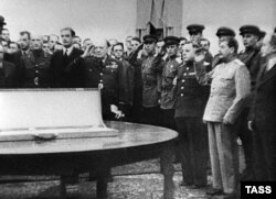 Premierul britanic Winston Churchill cu Josif Stalin la Teheran, 10 august 1943