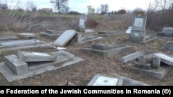 Cimitirul evreiesc din Huși după vandalizarea de la începutul acestui an