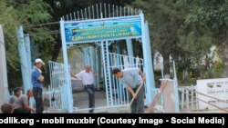 Директор школы в Сардобинским районе Сырдарьинской области принуждает учителей к уборке территории вокруг школы. Архивное фото.