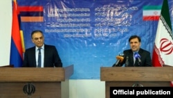 Iran - Iranian Roads and Urban Development Minister Abbas Akhoundi (R) and Armenian Transport Minister Gagik Beglarian at a news conference in Tehran, 20Jan2016. 