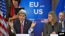 Sekretari amerikan i Shtetit, John Kerry, dhe shefja për politikë të Jashtme e BE-së, Federica Mogherini