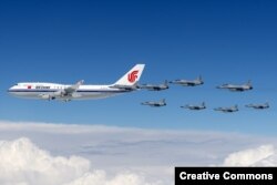 Boeing 747 с главой Китая Си Цзиньпином и несколько истребителей в небе над Пакистаном. 2015 год.