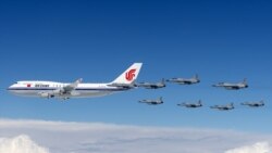 «Боинг» 747, который перевозит президента Китая Си Цзиньпина, закрепленный роем истребителей над Пакистаном в 2015 году