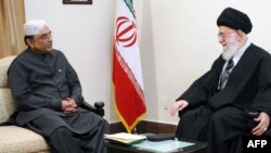 Президент Пакистану Асіф Алі Зардарі (ліворуч) на переговорах з верховним лідером аятолою Алі Хаменеї в Тегерані, 25 лютого 2013 року