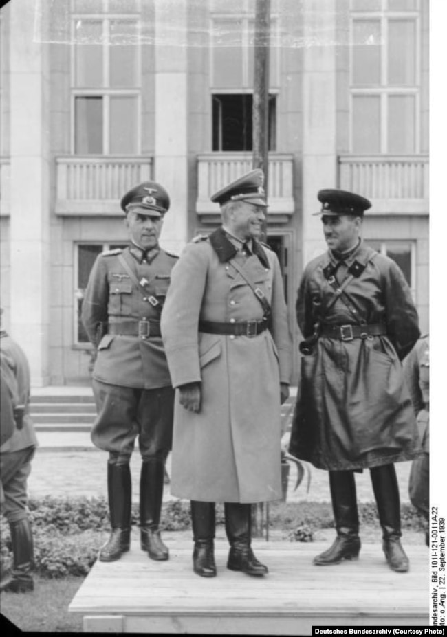 Військовослужбовці Німеччини і СРСР під час урочистостей в рамках військового параду з нагоди поділу земель, що належали до того Польщі. Брест-Литовський, 22 вересня 1939 року