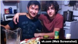 Диас Кадырбаев (слева) и Джохар Царнаев. Фото из странички в социальной сети "ВКонтакте".