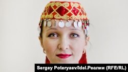 Девушка в марийском головном уборе