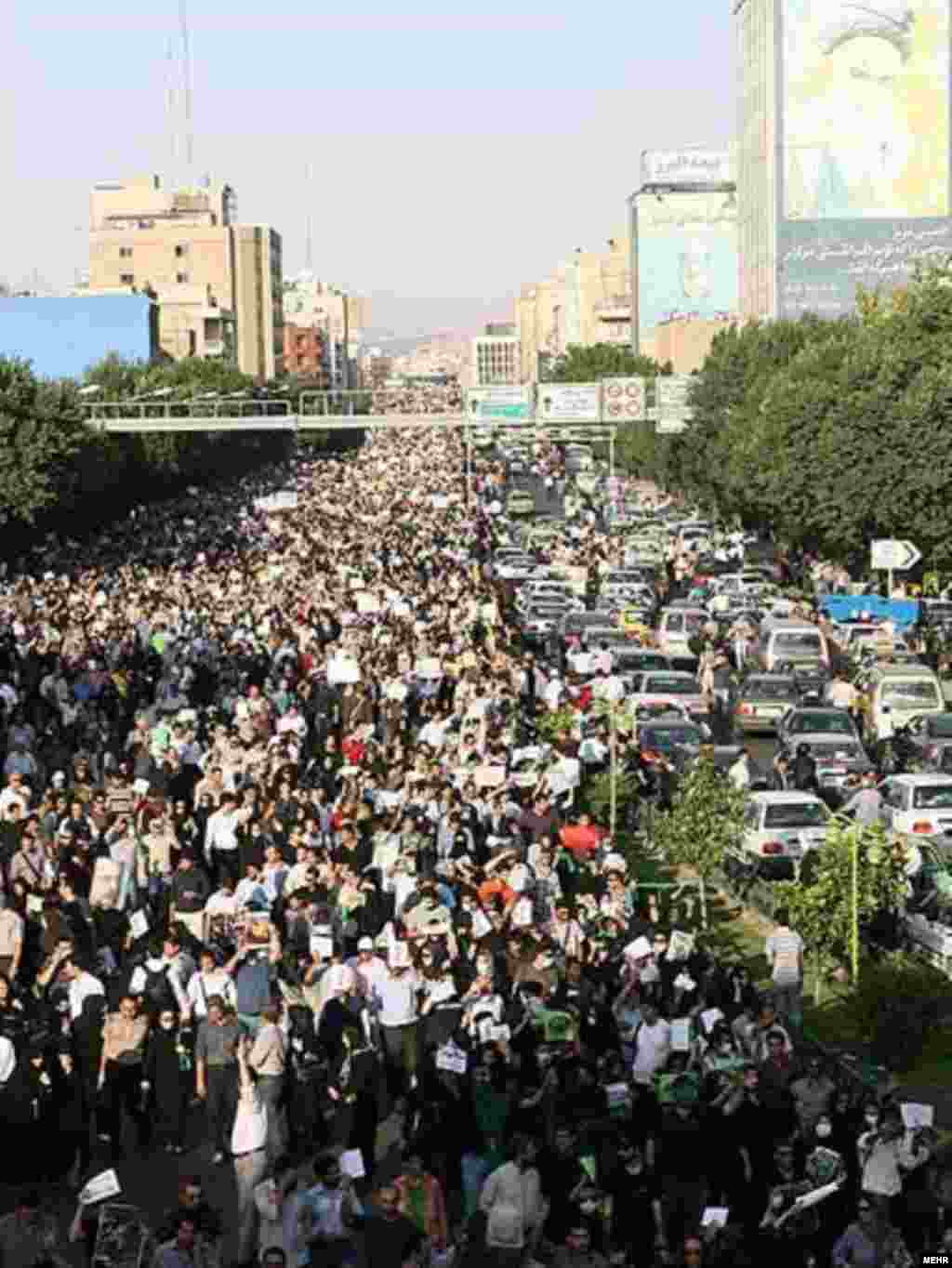 Demonstranti u ulici Karim Khan u Teheranu... 
