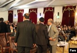 تصویری از درگیری و جنجال در همایش خانه شهر کرمان در اسفند سال ۹۳