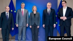 Pamje nga takimi i 24 janarit në Bruksel ndërmjet delegacionit të Kosovës (Isa Mustafa e Hashim Thaçi) dhe atij të Serbisë (Tomisllav Nikolliq dhe Aleksandar Vuçiq), ndërsa në mes është Federica Mogherini