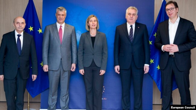Premijeri i predsednici Kosova i Srbije (Isa Mustafa, Hašim Tači, Tomislav Nikolić i Aleksandar Vučić) sa Federikom Mogerini u Briselu, januar 2017.