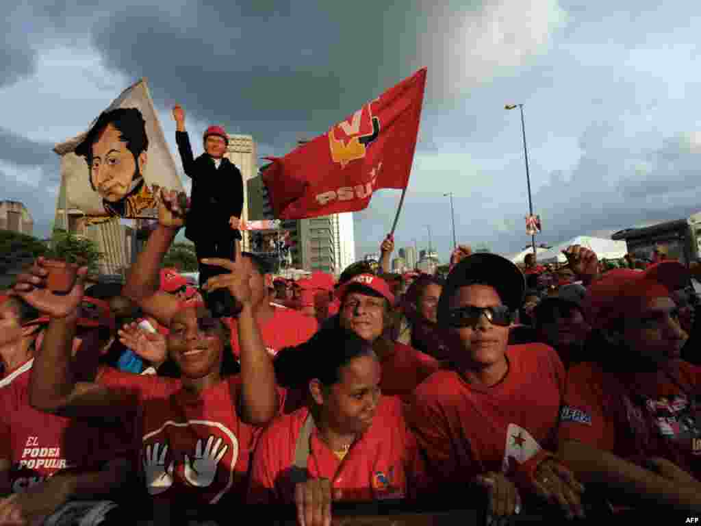 Përkrahësit e Hugo Chavezit festojnë fitoren në zgjedhjet parlamentare.