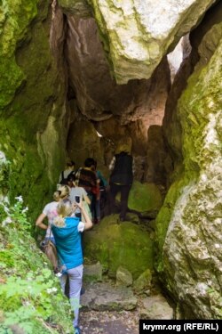 Вхід у покинутий печерний храм