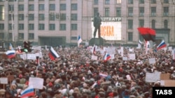 Miting în capitala URSS, unde steagurile ucrainene sunt observate fluturând în public. Evenimentul are loc înainte de puciul din august 1991, la data de 28 martie 1991.