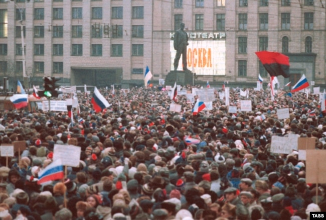 Мітинг у Москві, на якому майорять і українські прапори (червоно-чорний та синьо-жовтий), 28 березня 1991 року