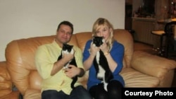Алексей Тихомиров с женой и котами