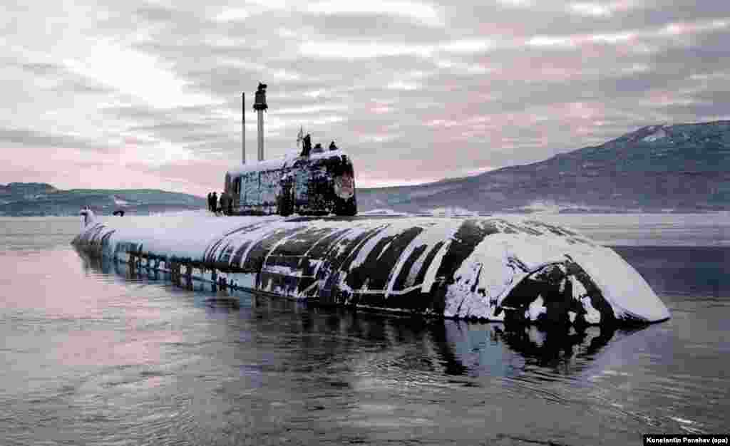 Атомний підводний човен у Курильської гряди в 1998 році. Ще один фактор, що прив&#39;язує Росію до островів: військова стратегія. Глибоководні коридори між островами дозволяють російським підводним човнам виходити в Тихий океан