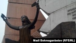 Алматыдағы «Тәуелсіздік таңы» ескерткішіндегі әйел бейнесі.