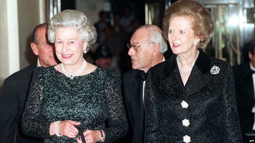  Кралица Елизабет Втора и Маргарет Тачър идват на вечеря, с цел да отпразнуват 70-ия рожден ден на някогашната английска министър-председателка, Лондон, 18 октомври 1995 година 