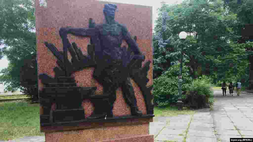 Пам&#39;ятний знак на честь перебування радянських діячів Михайла Калініна і Григорія Петровського в Керчі