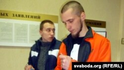 Зьміцер Крамянецкі і Міхаіл Мускі перад пачаткам суду 9 красавіка.