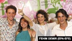 Bosniyalı-holland rejissor Ena Sendijarevic-in (sağdan ikinci) "Məni yaxşı bir yerə apar" filmi isə Ən yaxşı film nominasiyasında mükafat alıb