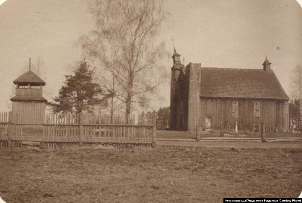 Царква ў Дабромысьлі пад Івацэвічамі, 1916. Драўляны храм быў пабудаваны ў XVIII стагодзьдзі, страчаны у ХХ-м