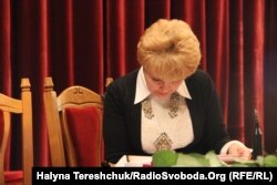 Наталія Закидальська оглядає справу мами