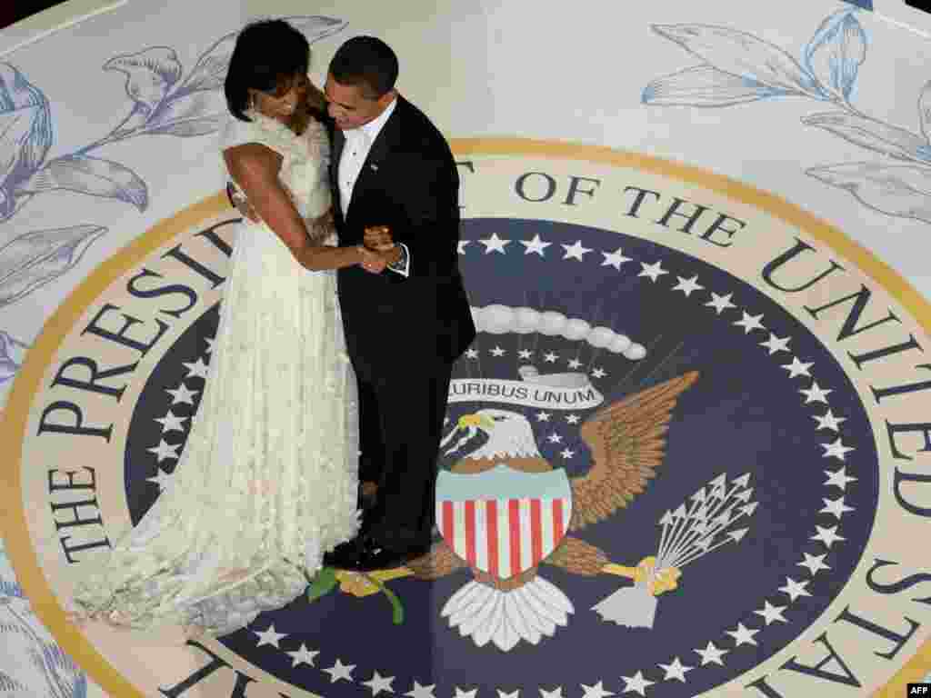 U.S. President Barack Obama and First Lady Michelle Obama dance during the Commander-in-Chief Ball at the National Building Museum in Washington, DC, January 20, 2009. (AFP / Saul Loeb)