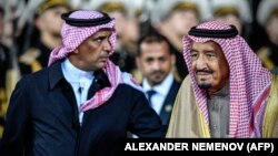 Архивска фотографија: Саудискиот крал Салман (десно) пристигнува на московскиот аеродром Внуково придружуван од неговиот личен телохранител генерал-мајор Абдулазиз Ал Фагхам на 4 октомври 2017