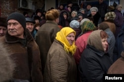 Люди в очікуванні гуманітарної допомоги у Дебальцеві, 17 березня 2015