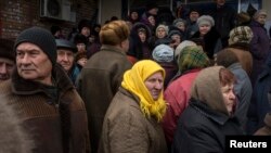 Гуманитардык жардамды алуу үчүн кезекке тургандар. Дебальцево, Украина