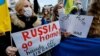 Japánban élő ukránok tüntetnek Oroszország tokiói nagykövetsége előtt 2022. február 23-án