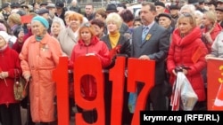 Aqyarda oktâbr avdarmasınıñ 99-ıncı yıllığını munasebetinen keçirilgen kommunistler yürüşi 