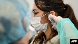 Заразените по света вече доближават 1 милион души