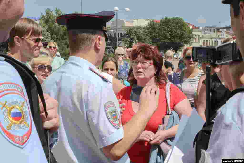 Около 50 человек пришли к зданию Совмина с требованием «вернуть товар», который остался на торговых точках, 6 июля 2015 года