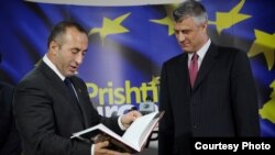 Presidenti i Kosovës, Hashim Thaçi (djathtas) dhe kryeministri i Kosovës, Ramush Haradinaj (majtas)