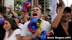 Венесуэлада өкмөткө каршы чыккандар.